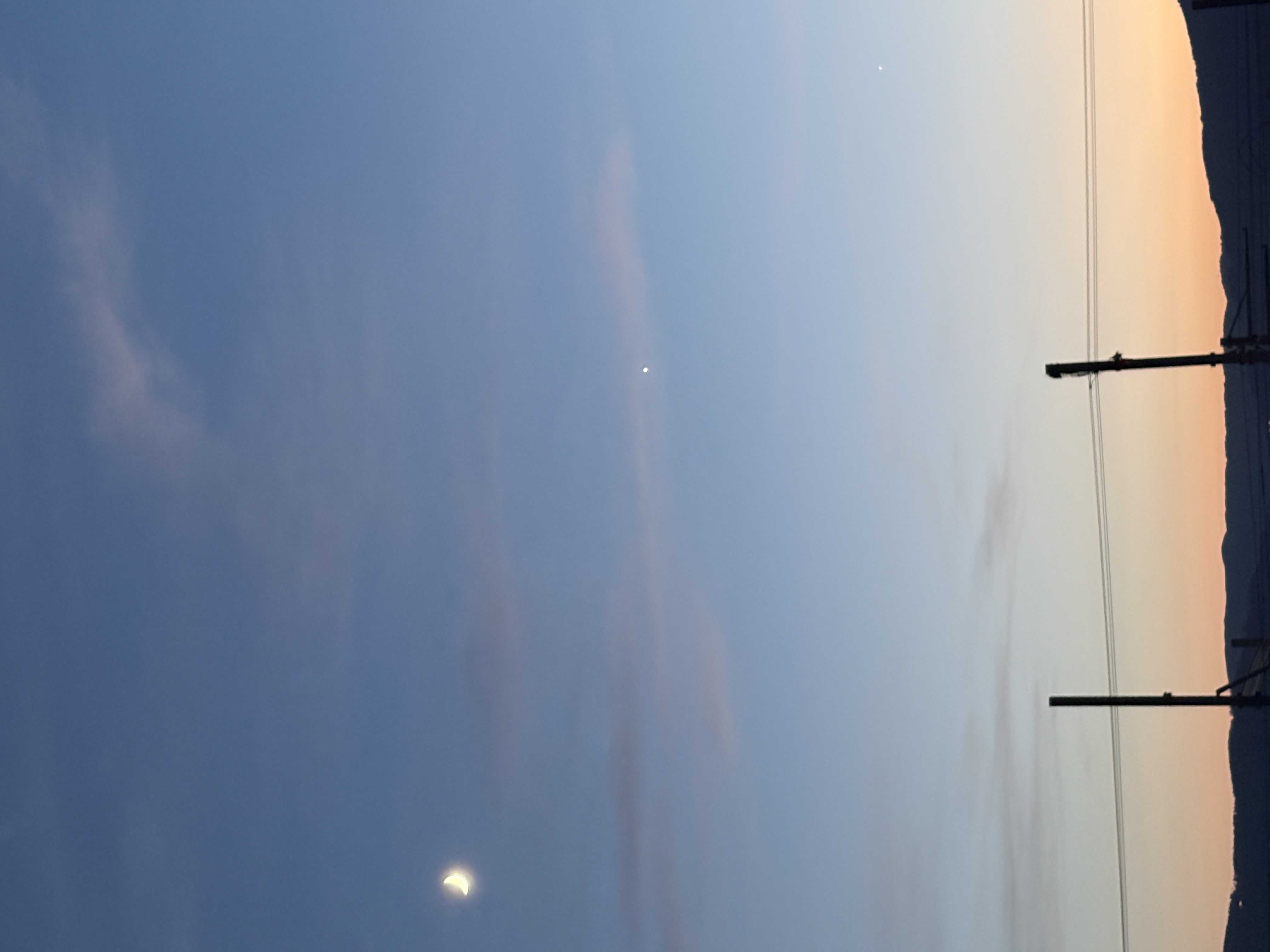 Gros plan croissant de Lune ou astre