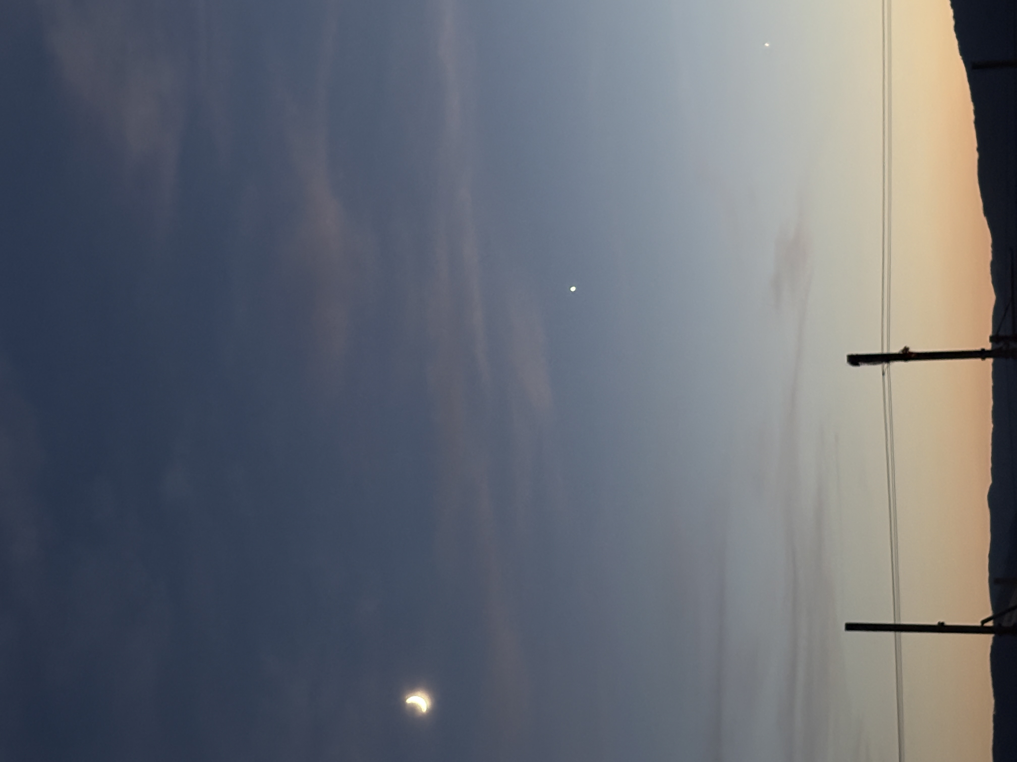 Croissant de Lune et planètes au-dessus de la ligne d'horizon